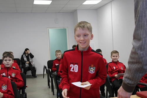 14 февраля руководство спортивной школы СШ «Арсенал» торжественно вручили разрядные книжки и знаки о присвоении 3го юношеского разряда по футболу команде СШ «Арсенал» 2013 г.р.