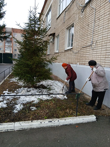 Сотрудники МБУДО СШ «Арсенал» активно принимают участие в городском субботнике