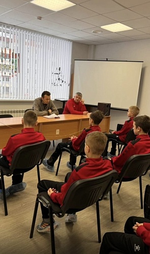 В рамках зимнего этапа Всероссийской акции "Безопасность детства" в МБУДО СШ Арсенал проведена лекция для воспитанников школы на тему "Безопасное поведение детей на улице и в зонах движения автотранспорта"